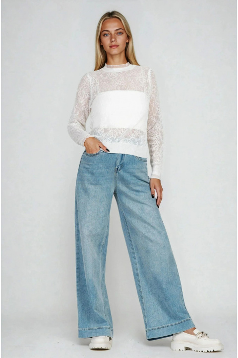 Дамска бяла блуза от фино плетиво с бродерия и тюл на деколтето