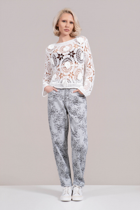 Дамски сиви дънки с бойфренд кройка и черен флорален принт