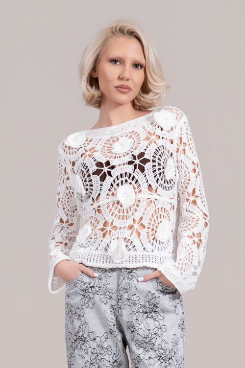 Дамска бяла блуза от плетиво с 3Д бродерия и обло деколте
