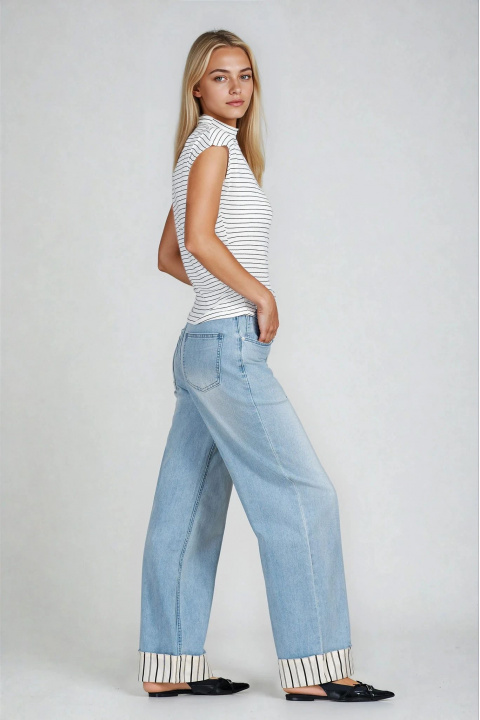 Дамска бяла блуза с висока яка и черно райе