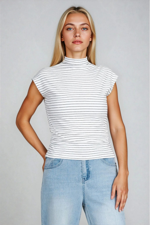 Дамска бяла блуза с висока яка и черно райе