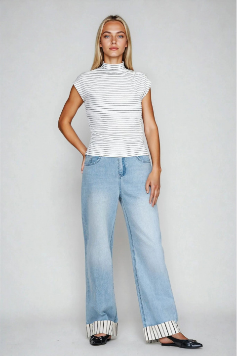 Дамска бяла блуза с висока яка и черно райе