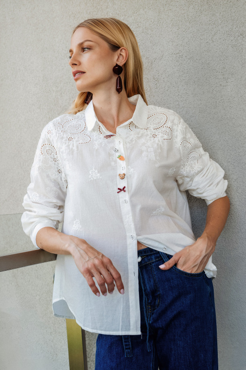 Дамска бяла памучна риза с рязана бродерия и декорация по копчетатата