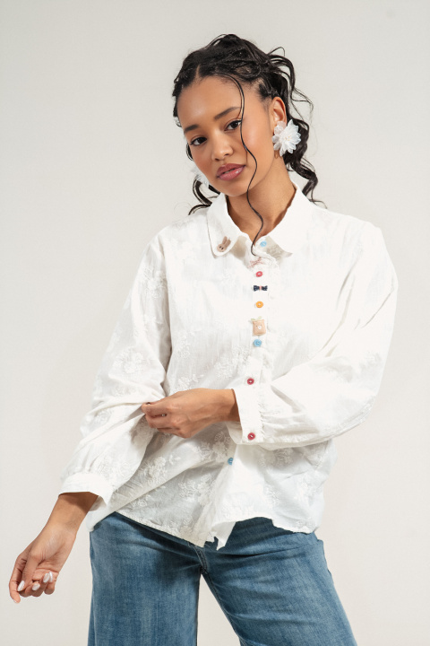 Дамска бяла риза от памук с бродерия, цветни копчета и заек на яката
