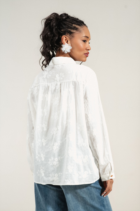 Дамска бяла риза от памук с бродерия, цветни копчета и заек на яката
