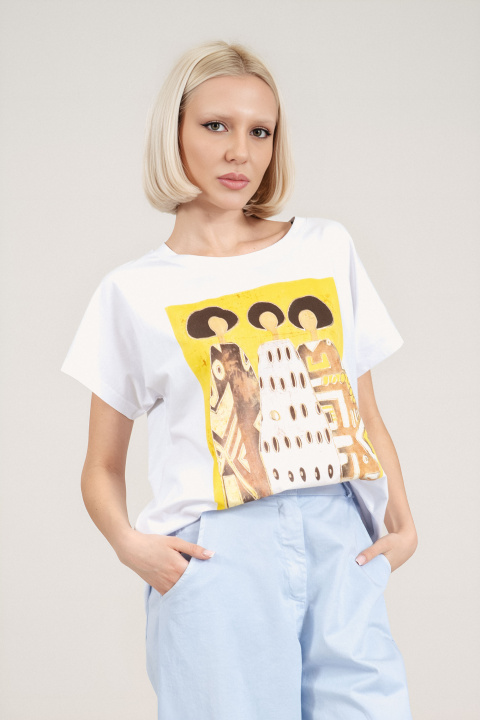 Дамска бяла тениска от памук с жълт артистичен принт