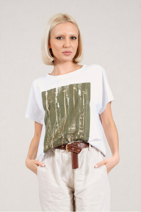 Дамска бяла тениска от памук с щампа в зелено със златисти жирафи