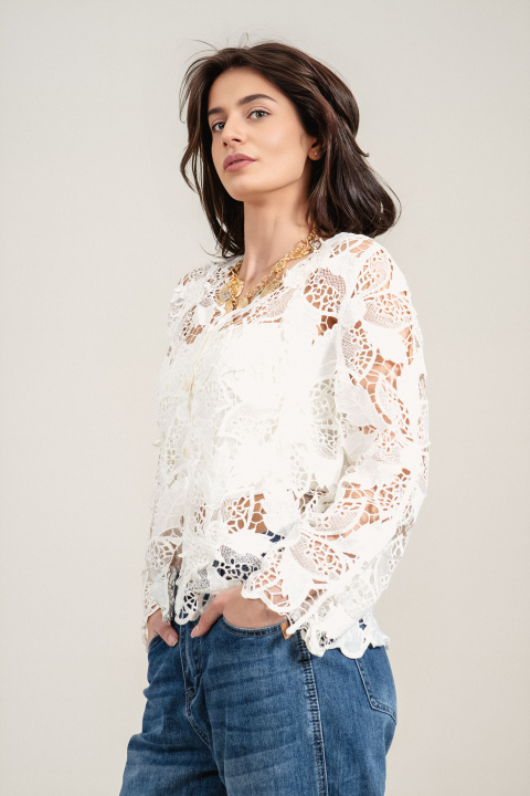 Дамска бяла туника с ефектна бродерия, свободен силует и остро деколте