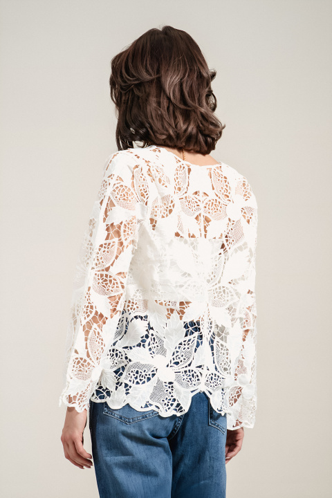 Дамска бяла туника с ефектна бродерия, свободен силует и остро деколте