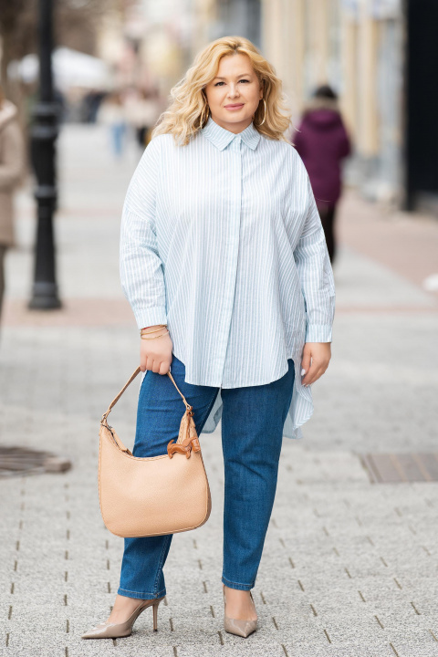 Дамска чанта от еко кожа в бежова пудра с къса дръжка и декоративна висулка куче