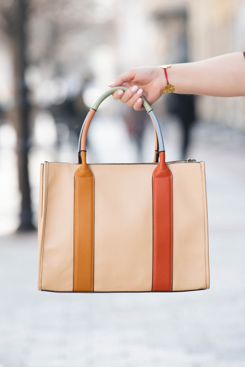 Дамска чанта от еко кожа в бежово с вертикални цветни ленти и къси дръжки