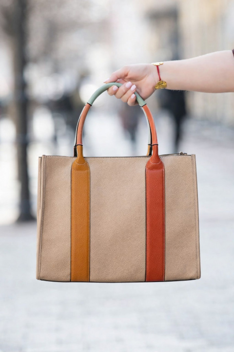 Дамска чанта от еко кожа в цвят бежово капучино с вертикални цветни ленти и къси дръжки