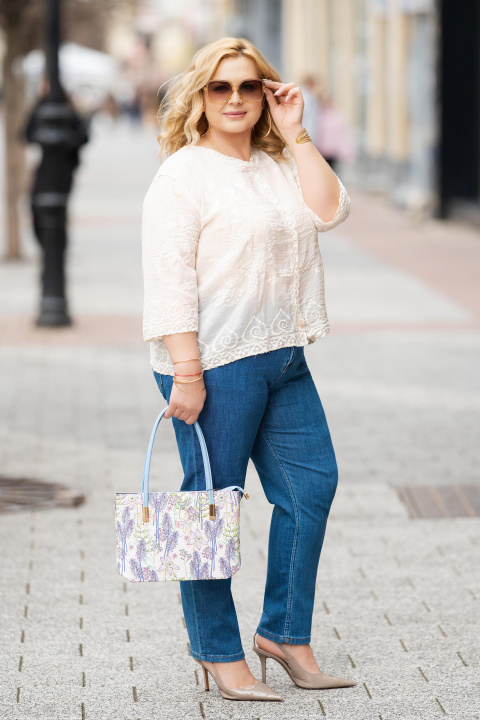 Дамска чанта от еко кожа в бяло с принт лилави цветя и зелени листа