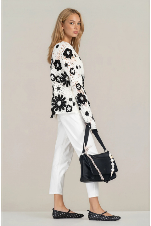 Дамска чанта от еко кожа в черно със среден размер и декоративна верижка