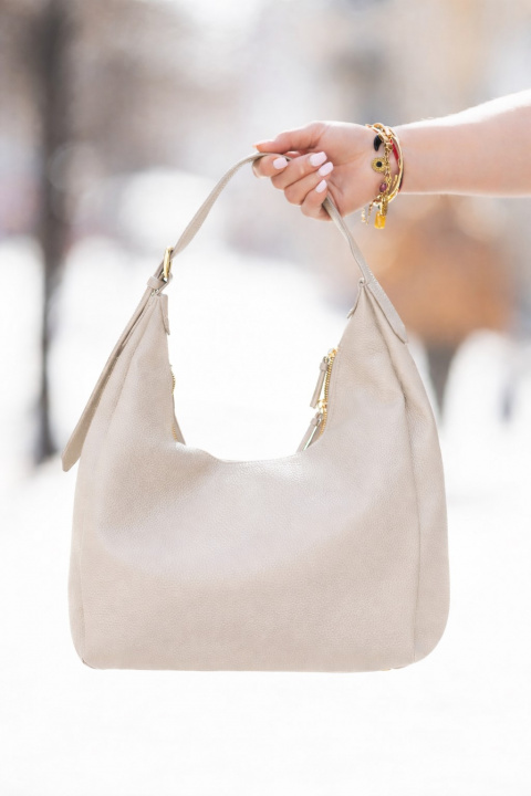 Дамска чанта от еко кожа в светлобежово с регулируема дръжка