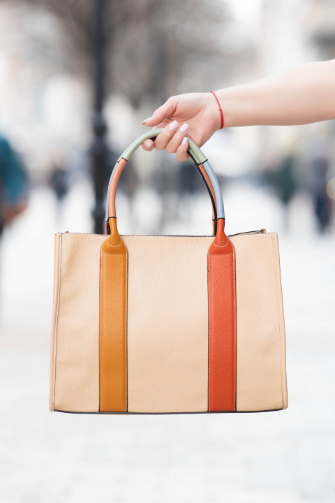 Дамска чанта от еко кожа в светлобежово с вертикални цветни ленти и къси дръжки