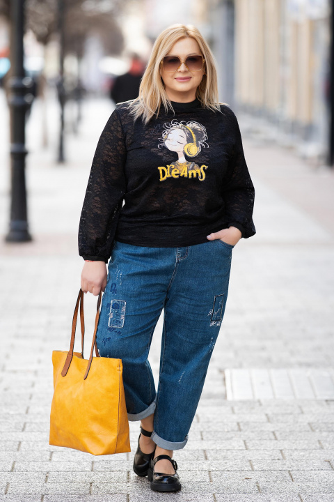 Дамска черна блуза от дантелена мрежа с щампа момиче и надпис