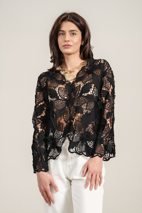 Дамска черна туника с ефектна бродерия, свободен силует и остро деколте