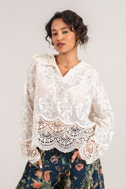 Дамска дантелена блуза в цвят екрю с качулка и рязана броредия