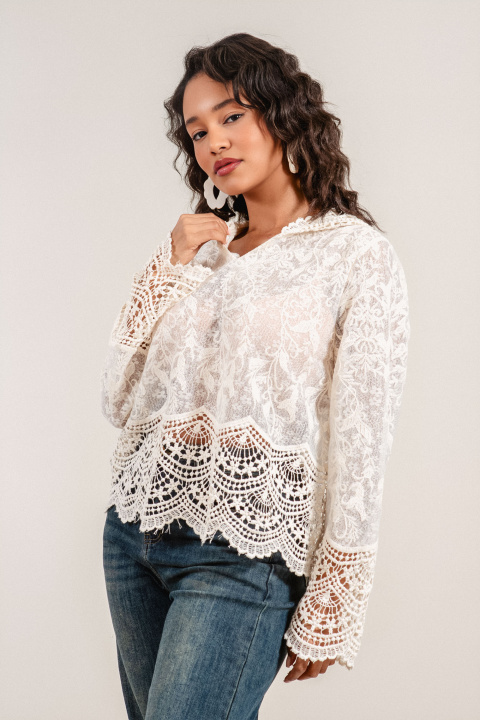 Дамска дантелена блуза в цвят екрю с качулка и рязана броредия