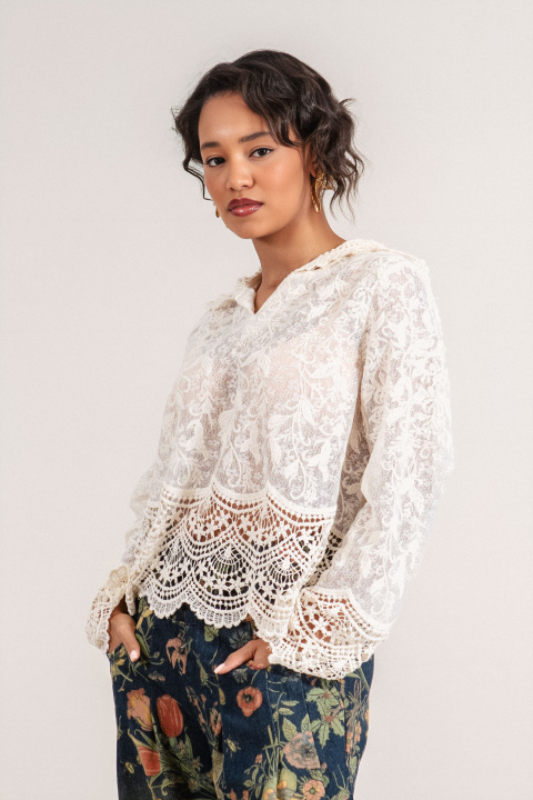 Дамска дантелена блуза в цвят екрю с качулка и рязана броредия