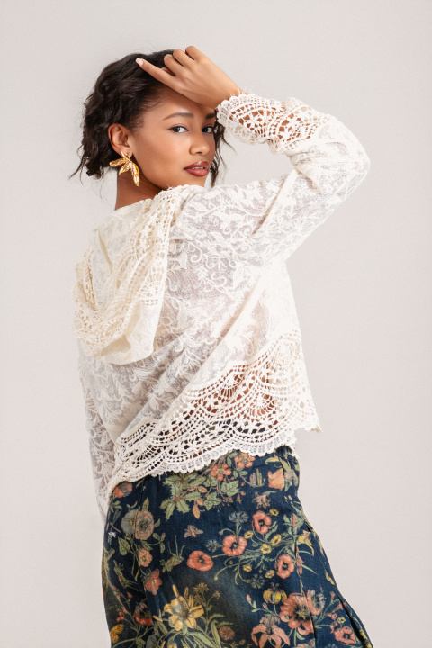 Дамска дантелена блуза в цвят екрю с качулка и рязана броредия