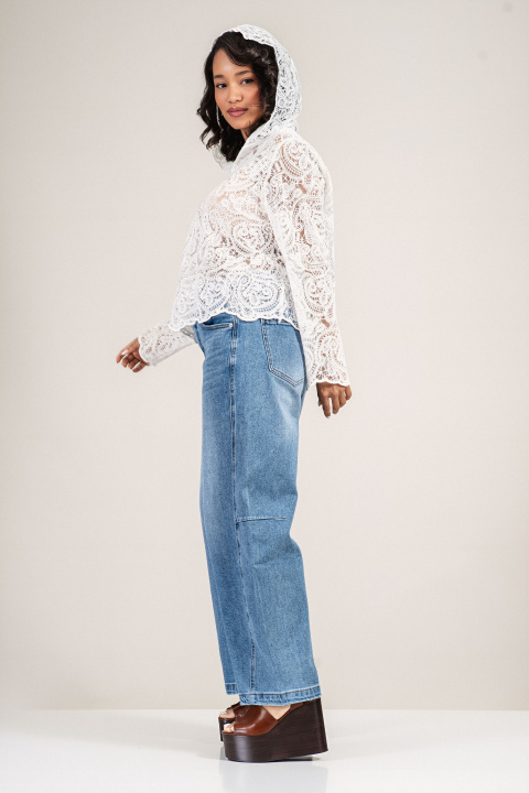 Дамска дантелена къса блуза в бяло