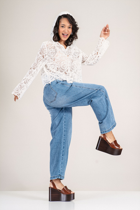 Дамска дантелена къса блуза в бяло