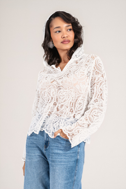 Дамска дантелена къса блуза в бяло