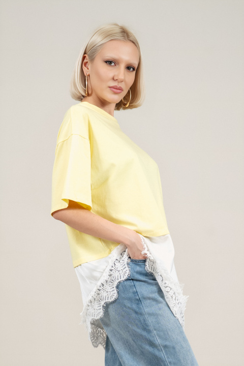Дамска дълга оувърсайз блуза в жълто с прешит сатенен плат в бяло и кант рязана бродерия