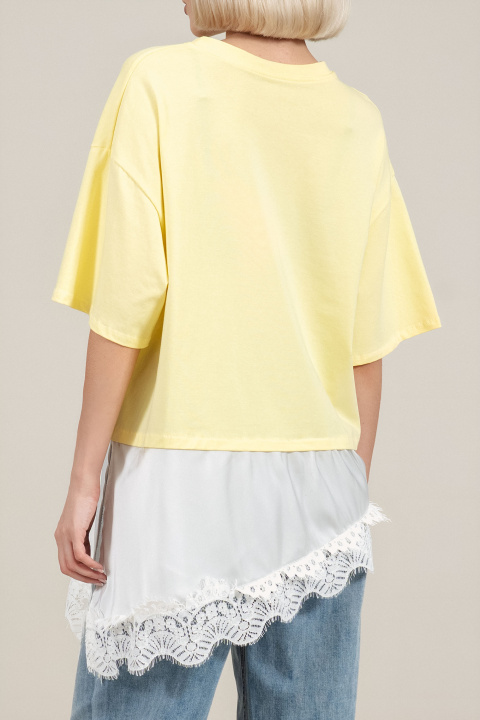 Дамска дълга оувърсайз блуза в жълто с прешит сатенен плат в бяло и кант рязана бродерия