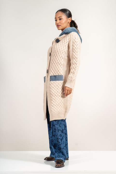 Дамска дълга плетена жилетка с качулка и джобове от деним