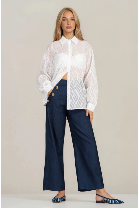 Дамска ефирна бяла риза с релефни шарки и ситни камъни