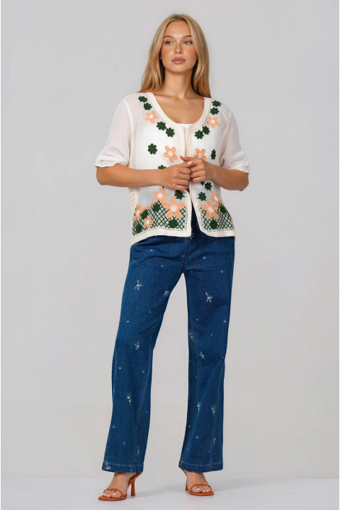 Дамска ефирна жилетка в цвят екрю с флорална бродерия