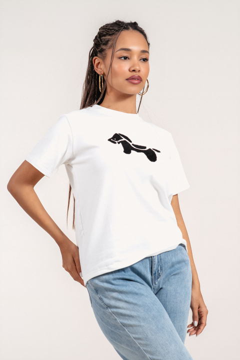 Дамска плътна еластична тениска в бяло с щампа черно куче