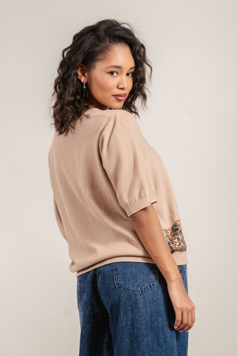 Дамска фино плетена блуза в бежово с етно елемент и къс ръкав