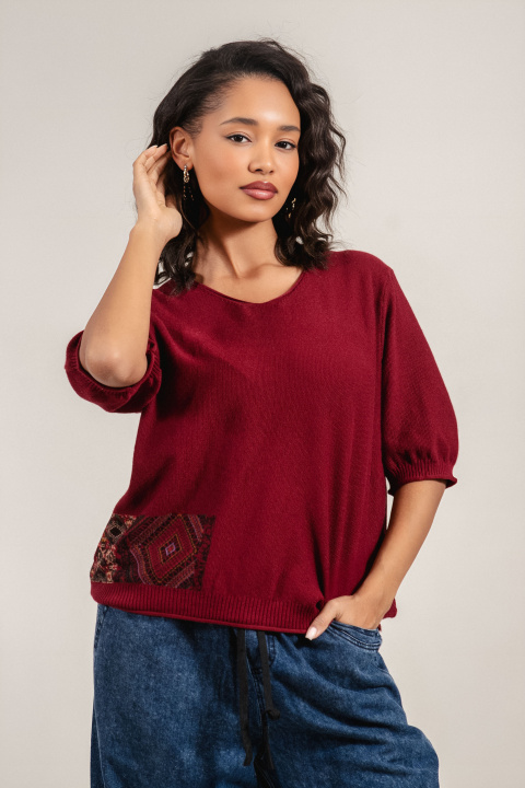 Дамска фино плетена блуза в цвят бордо с етно елемент и къс ръкав