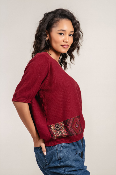 Дамска фино плетена блуза в цвят бордо с етно елемент и къс ръкав