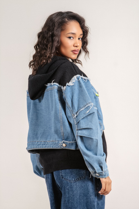 Дамска жилетка от черно плетиво с дънкови елементи, цип и качулка