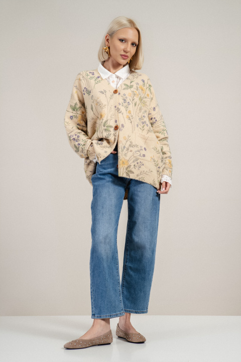 Дамска жилетка от фино плетиво в бежово с принт цветя в жълто и лилаво