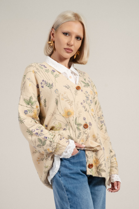 Дамска жилетка от фино плетиво в бежово с принт цветя в жълто и лилаво