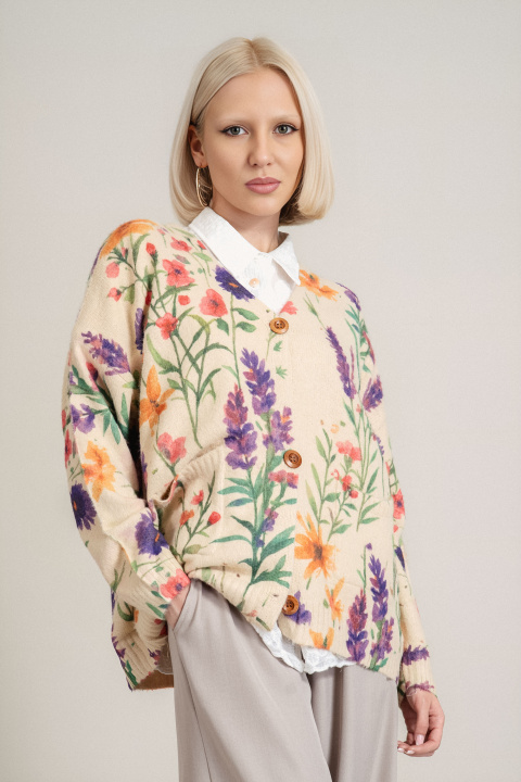 Дамска жилетка от фино плетиво в бежово с принт цветя в розово, лилаво и оранжево