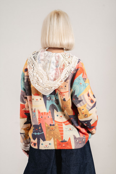 Дамска жилетка от меко плетиво с принт цветни котки