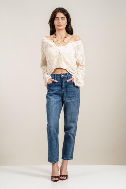 Дамска жилетка в цвят екрю с релефна бродерия и къса кройка