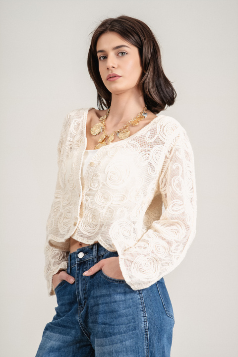 Дамска жилетка в цвят екрю с релефна бродерия и къса кройка