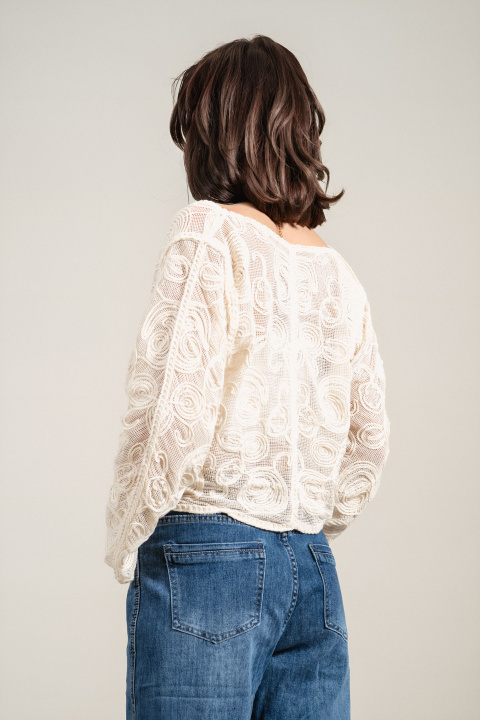 Дамска жилетка в цвят екрю с релефна бродерия и къса кройка