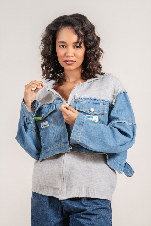 Дамска жилетка от сиво плетиво с дънкови елементи, цип и качулка