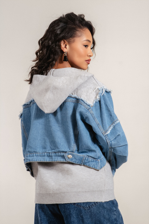 Дамска жилетка от сиво плетиво с дънкови елементи, цип и качулка