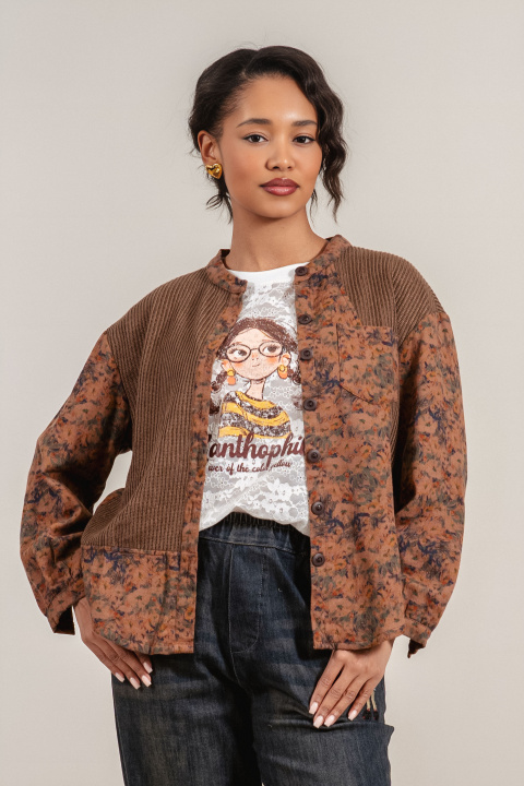 Дамска жилетка в бежово с акцент плетиво и флорален принт