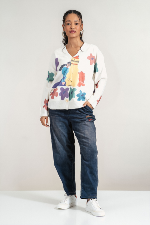 Дамска жилетка в бяло от фино плетиво с принт момиче и цветя